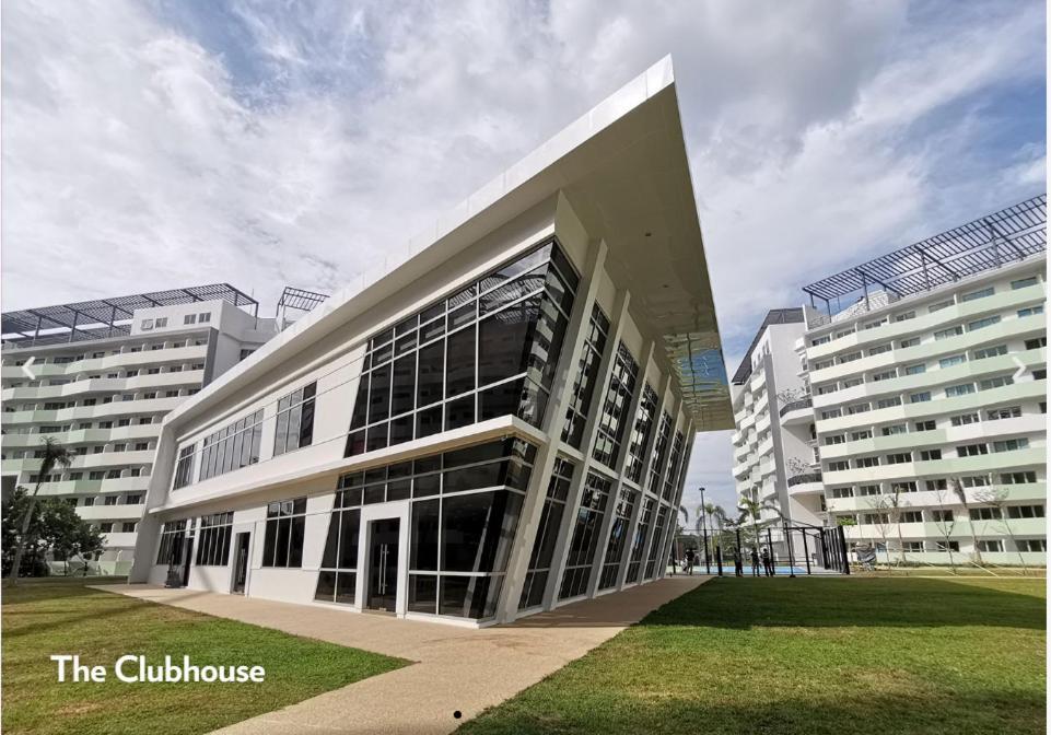 The Residences At Commonwealth By Century Properties Quezon City Extérieur photo
